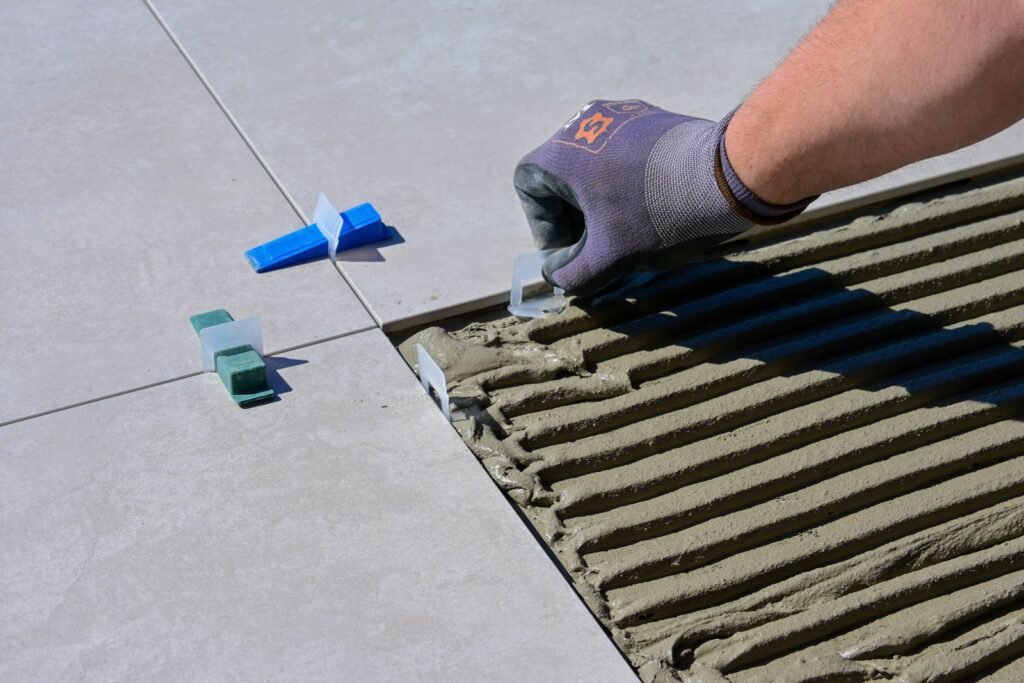 Pose de carrelage grand format avec croisillons de nivellement