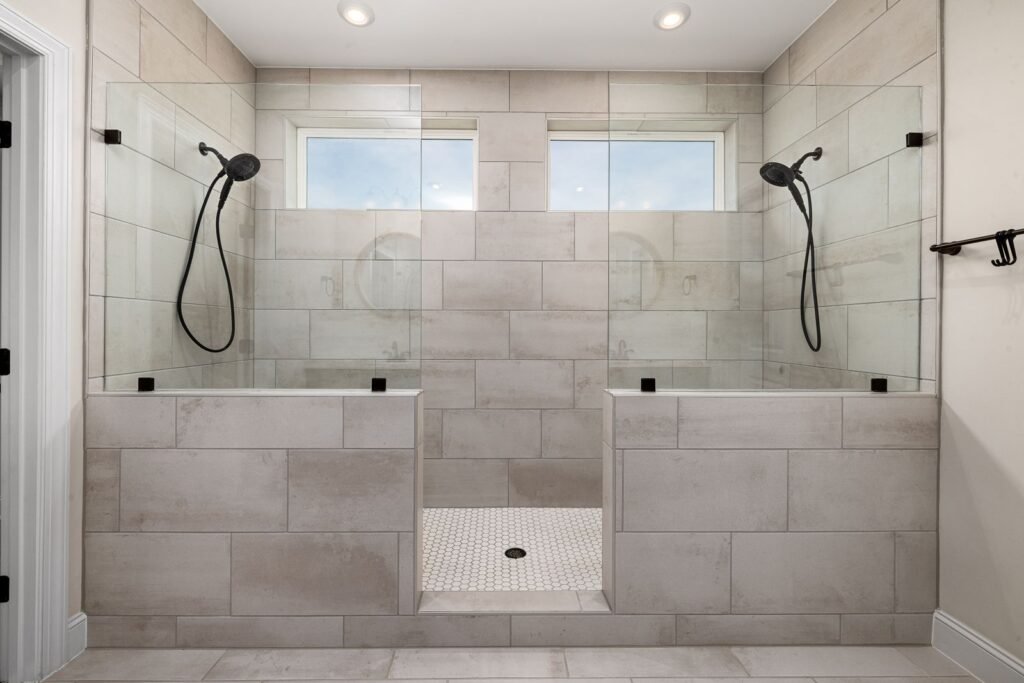Douche carrelée de plain-pied