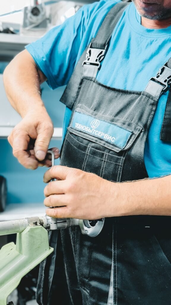 Plombier réparant une canalisation