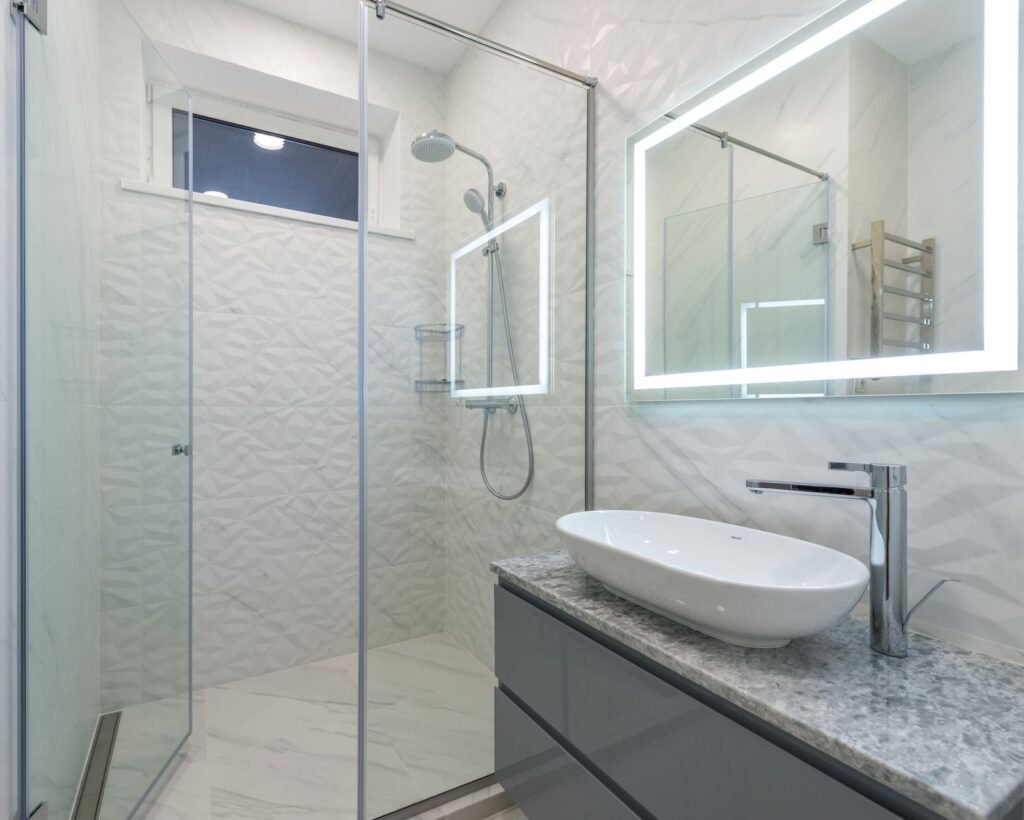 Salle de bain rénovée avec sanitaires neufs