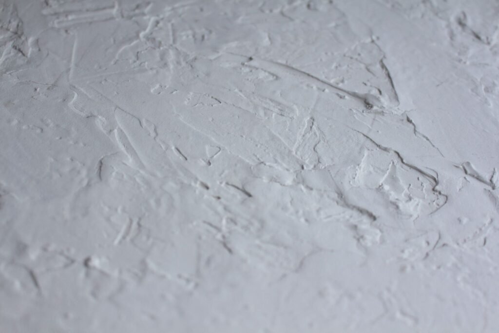 Humidité dans la maison : enduit abîmé sur un mur