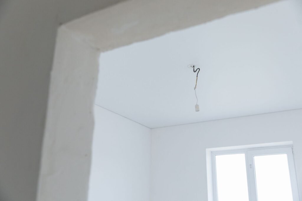 Câblage électrique en attente au plafond