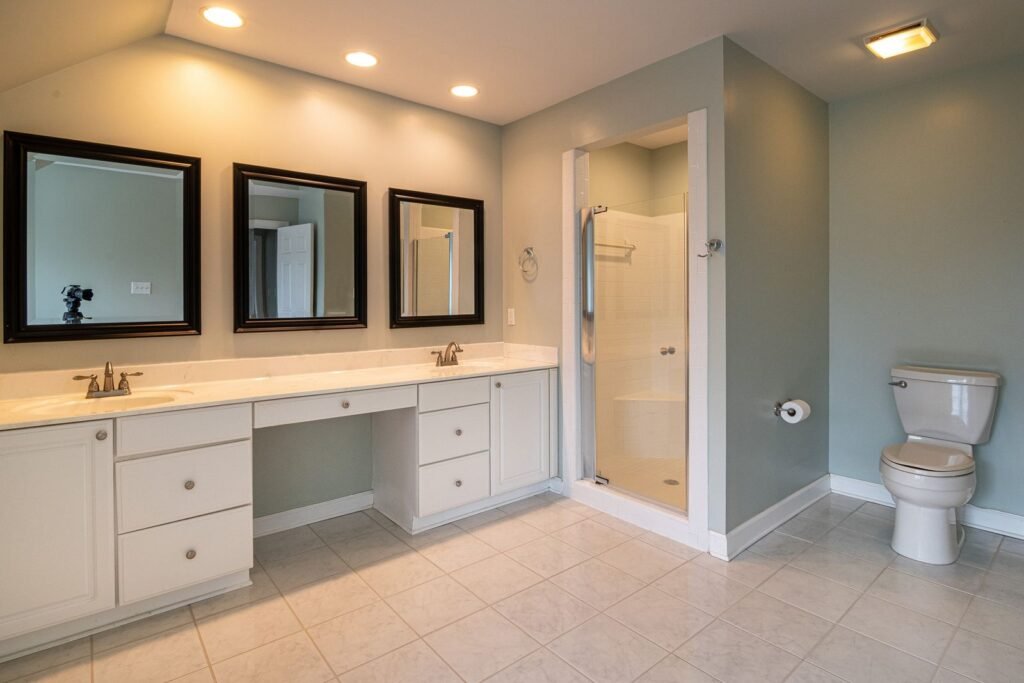 Lavabo compact dans une petite salle de bain