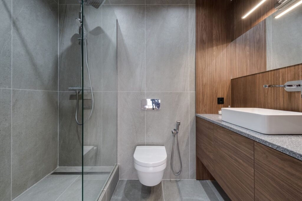 Rangements et miroir dans une salle de bain