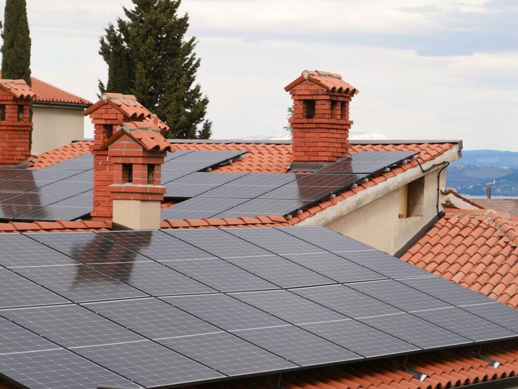 Toitures rénovées dans un quartier résidentiel
