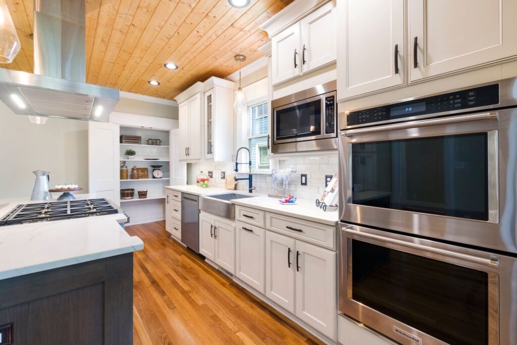 Cuisine blanche et bois après rénovation