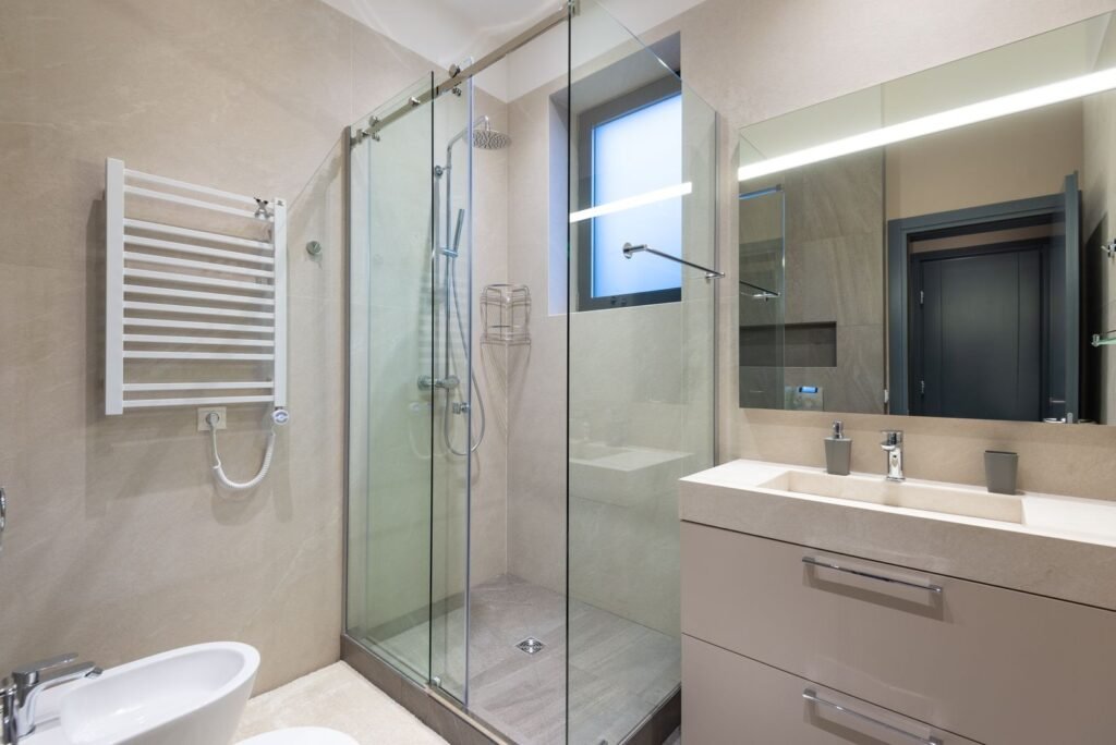 Salle de bain moderne rénovée à Forest