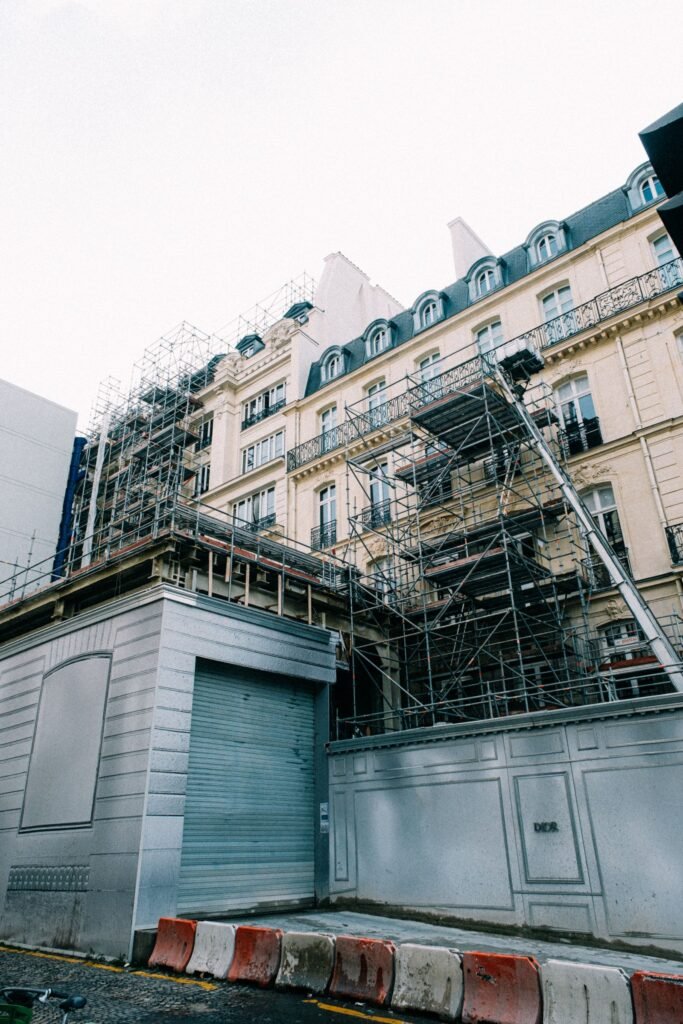 Échafaudage pour la rénovation de façade d'une maison ancienne