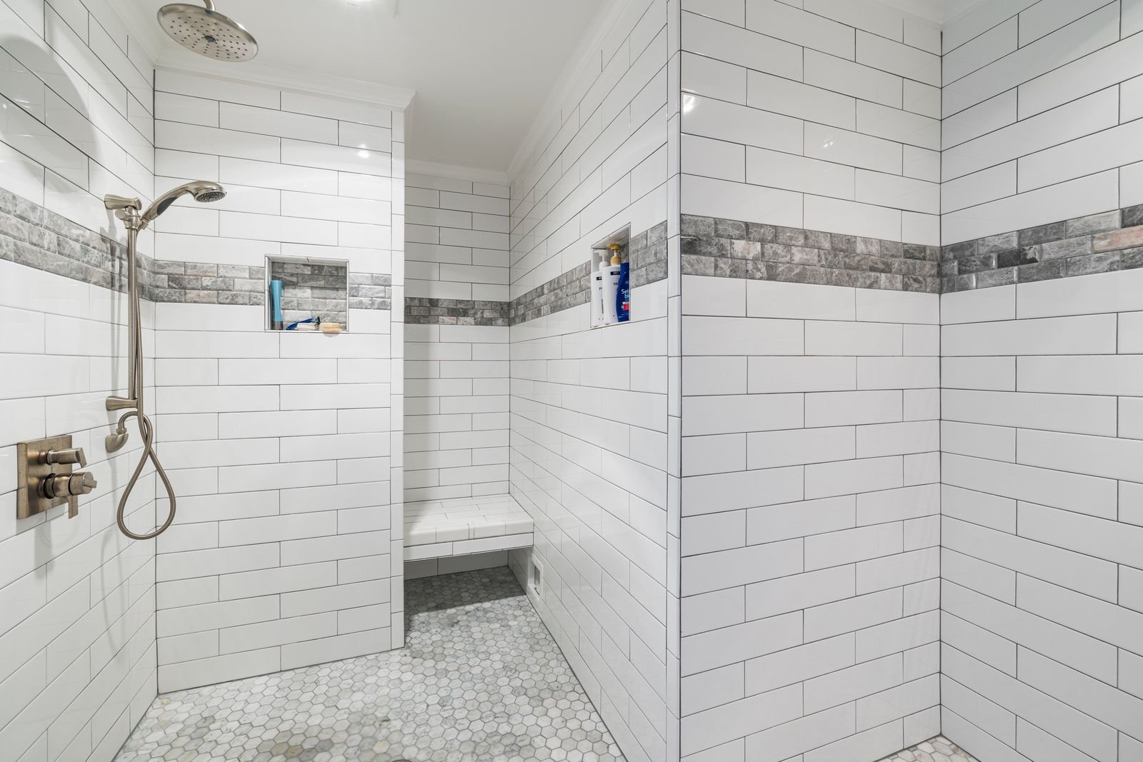 Carrelage salle de bain : comment le relooker sans tout casser ?
