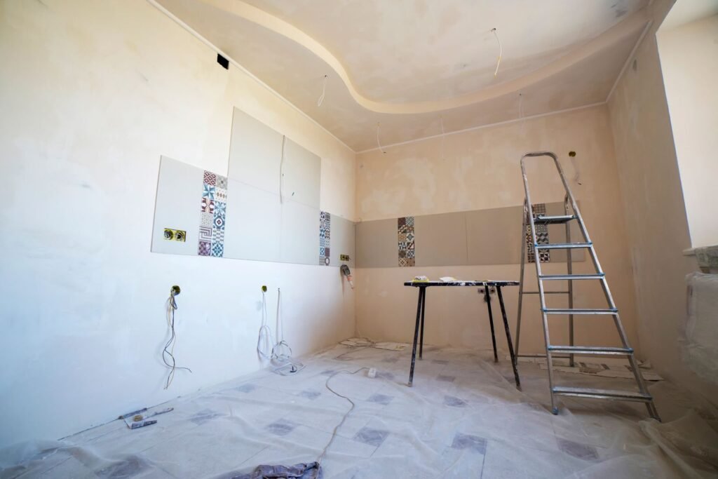 Chantier de rénovation intérieure avec échelles