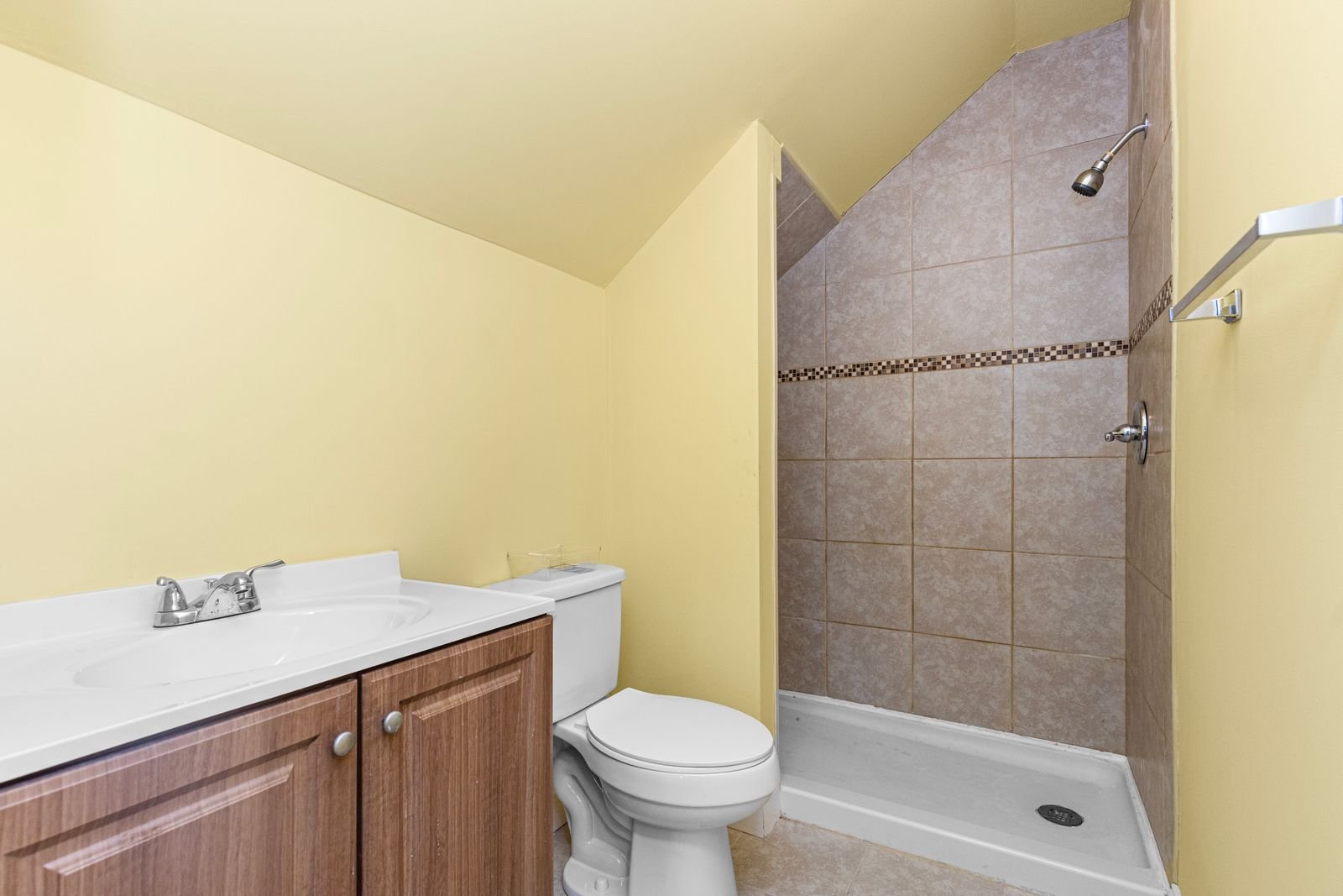 Petite salle de bain : 5 astuces de pro pour gagner de l&rsquo;espace