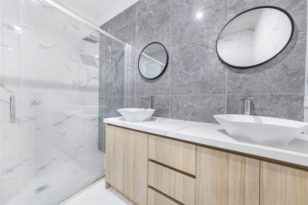 Salle de bain avec double vasque rénovée