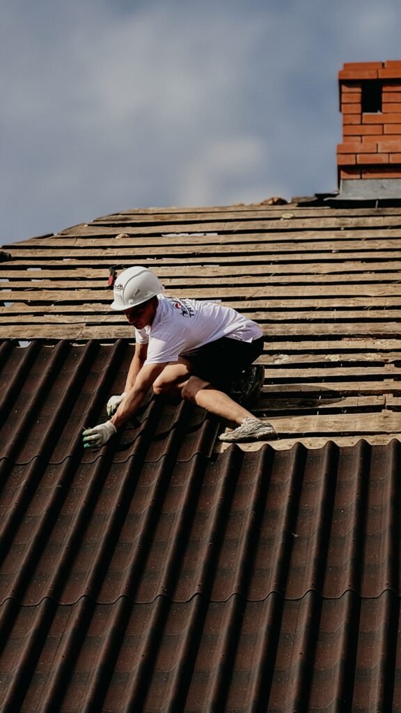 Couvreur équipé travaillant en sécurité sur une toiture