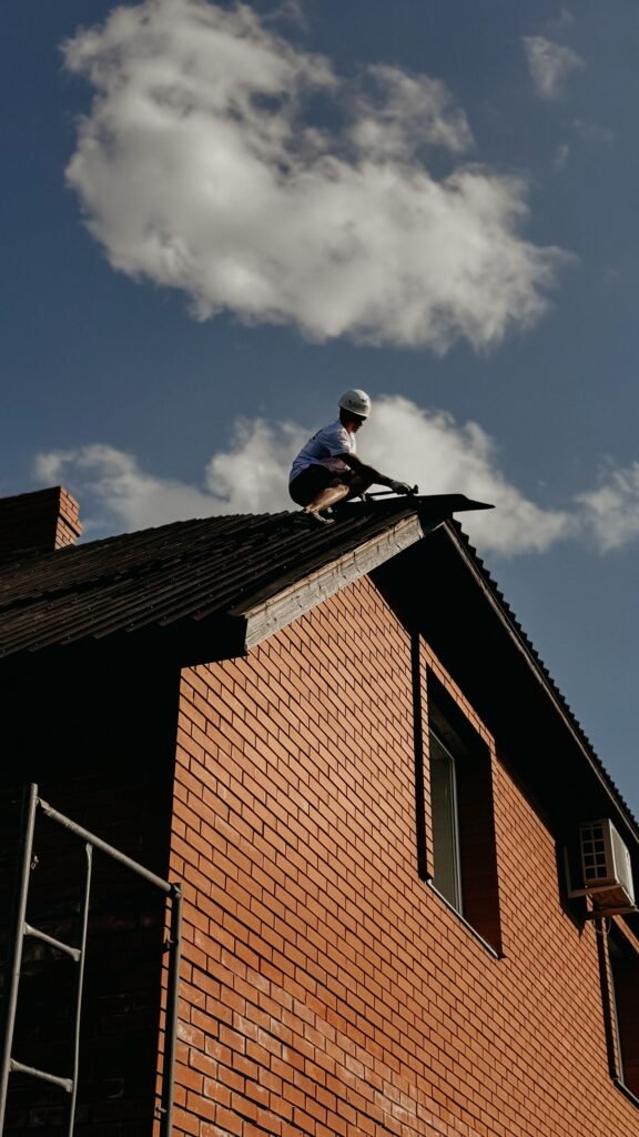 Réparation de toiture sur une maison en briques