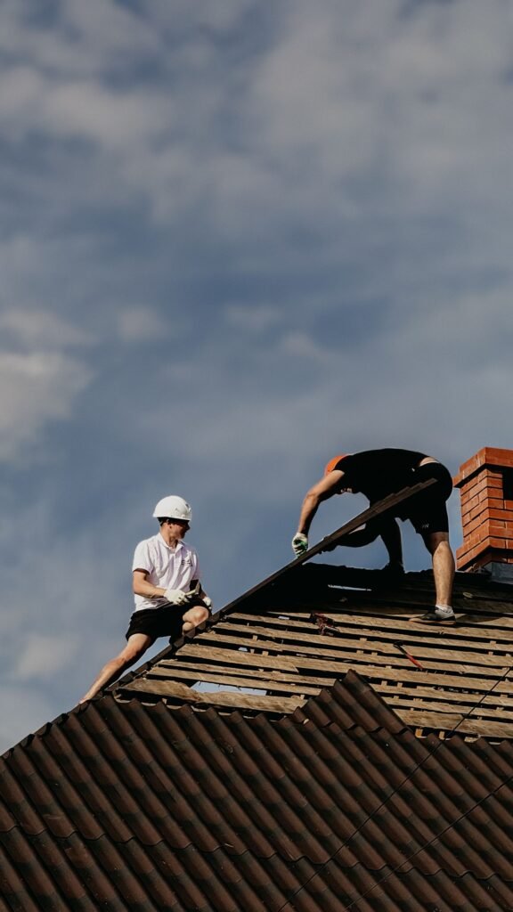 Couvreurs rénovant une toiture à Uccle