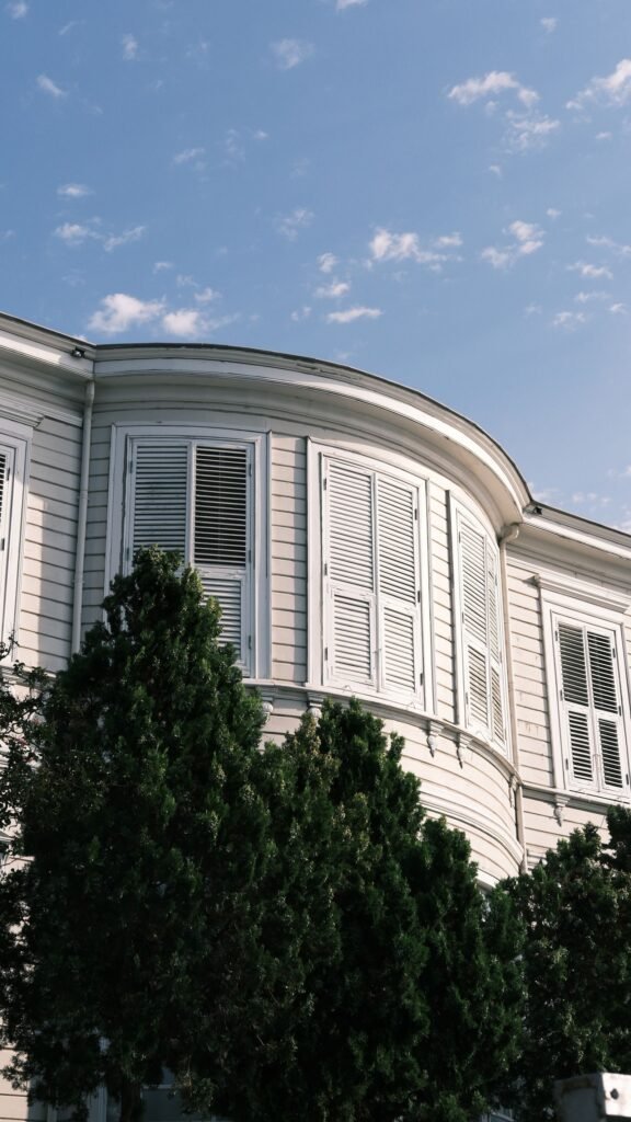 Rénovation Watermael-Boitsfort : maison entourée de verdure