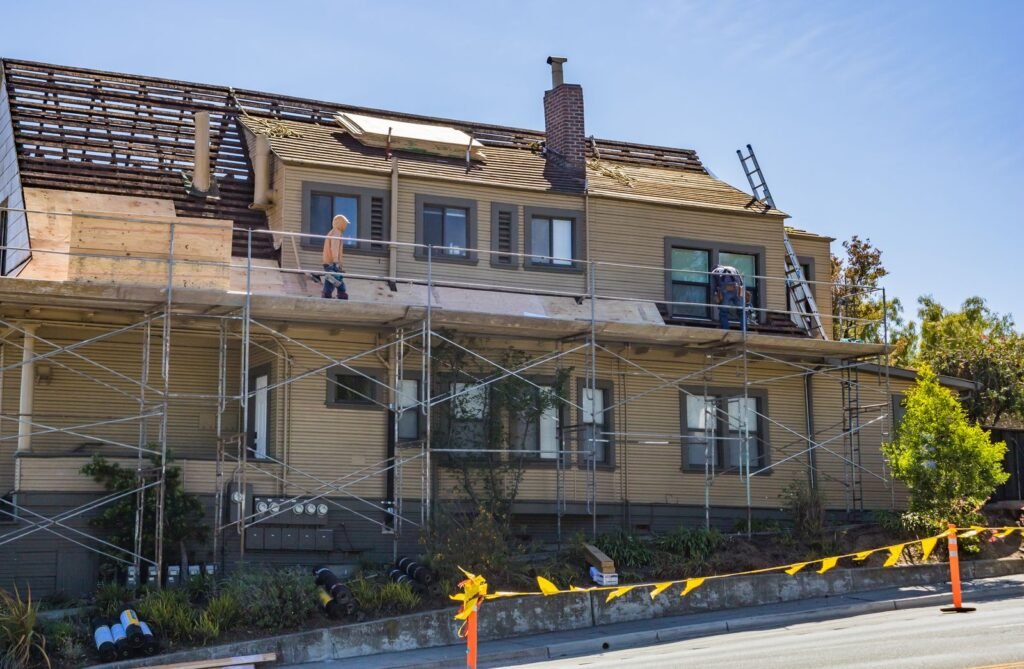 Toiture de villa en rénovation à Waterloo