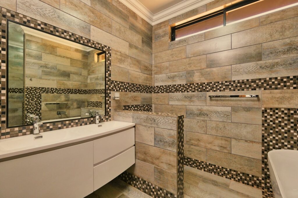 Mosaïque dans une salle de bain rénovée