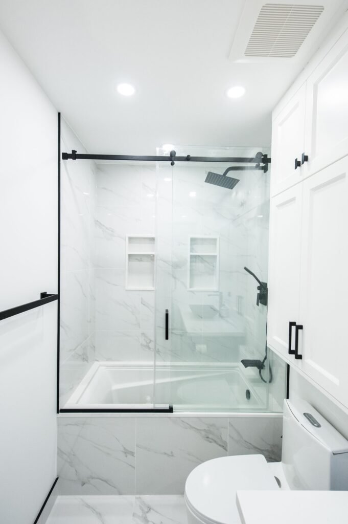 Salle de bain avec panneaux muraux effet marbre