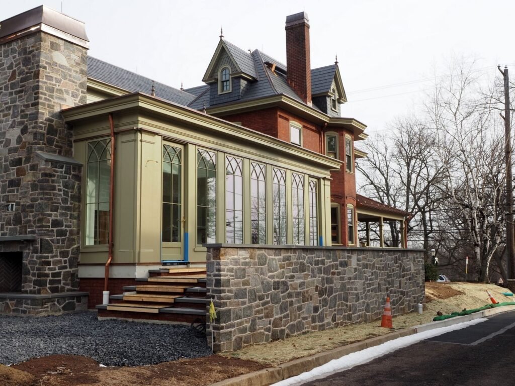Maison ancienne agrandie par une véranda moderne